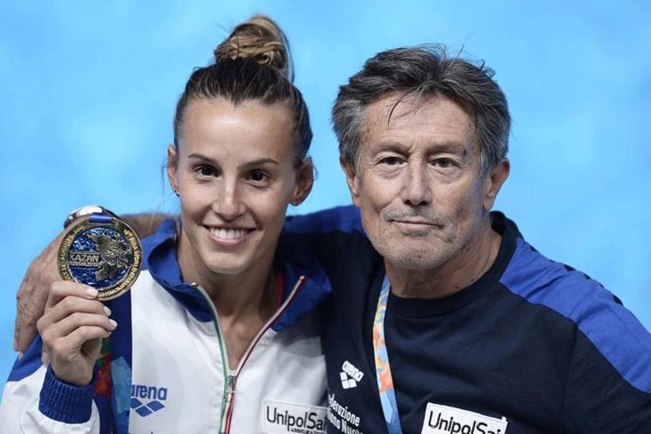 Chiudiamo tornando ai Mondiali di nuoto con l&#39;ultima foto, la pi bella di oggi: la vittoria dell&#39;oro di Tania Cagnotto (qui in posa col padre Giorgio) ai mondiali di Kazan (Lapresse)